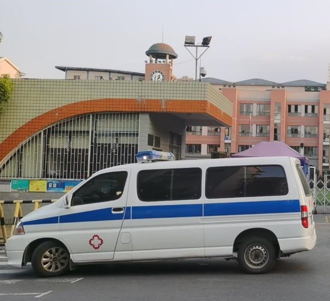 龙游救护车出租护送骨折病人一公里多少钱